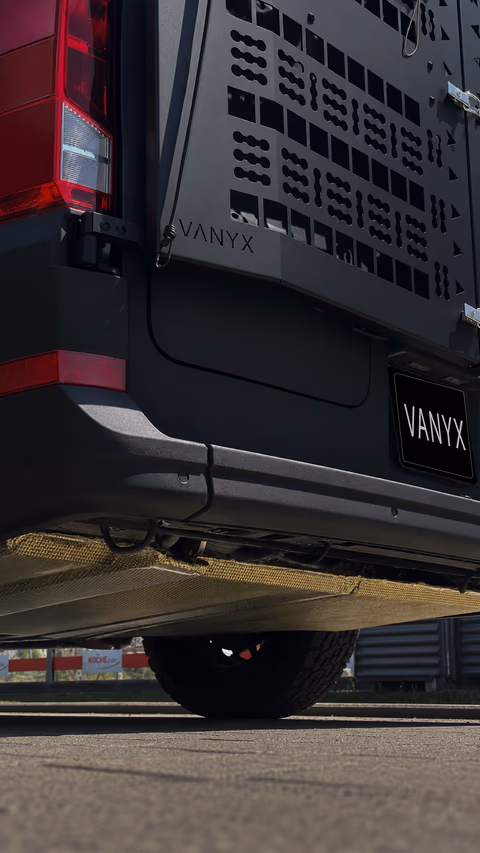 Unterfahrschutz aus Carbon-Kevlar am Heck eines schwarzen VANYX, von hinten unten fotografiert