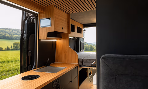 VANYX Core Küche, Bambus-Arbeitsplatte mit Spülbecken und zwei Induktionskochfeldern, schwarz lackierte Schubladen, Holz-Lattendecke