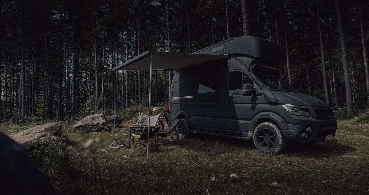 Weißer VANYX Camper Van in den Bergen – Frontansicht