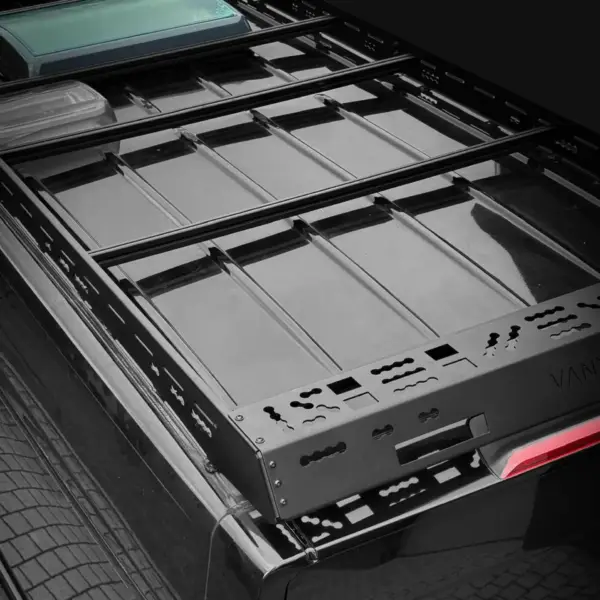 Rückansicht des Vanyx Dachträgers mit Montagesystem und Dachluken – robuste Konstruktion