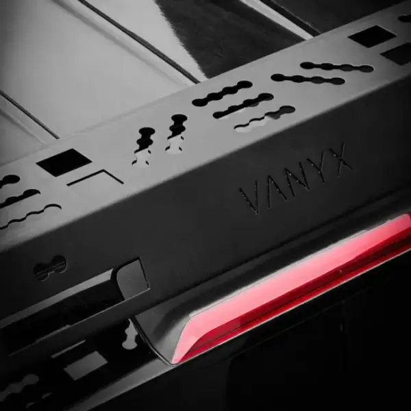 Detailansicht des Vanyx Dachträgers mit Gravur und Modulaussparungen an der Front