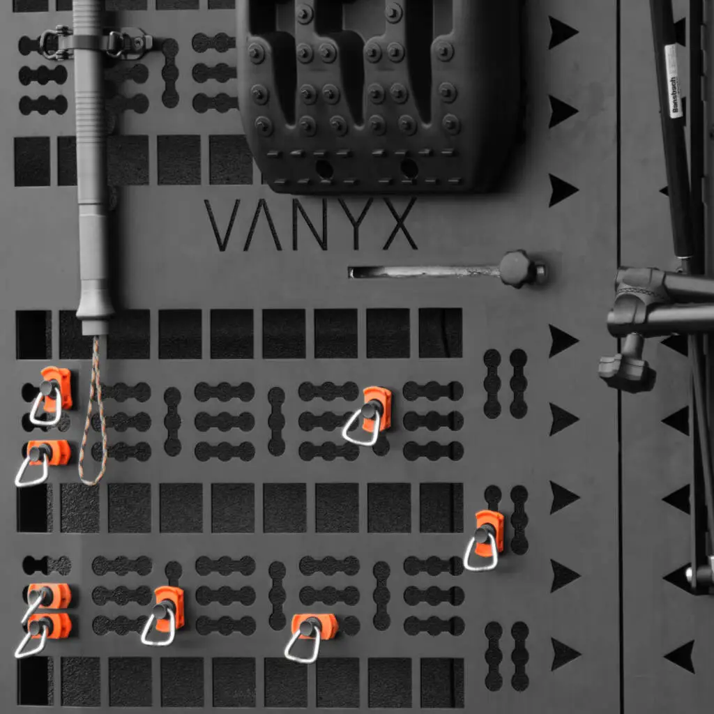 Detailaufnahme vom modularen Vanyx Heckträger – Befestigungssystem für Outdoor-Ausrüstung
