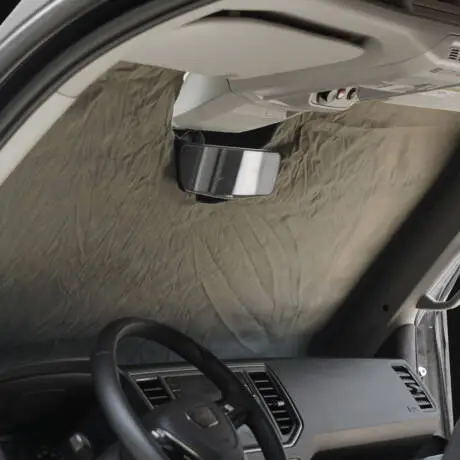 Isolationsvorhang an der Frontscheibe eines MAN TGE Camper Vans MAN TGE und VW Crafter, Sicht von innen