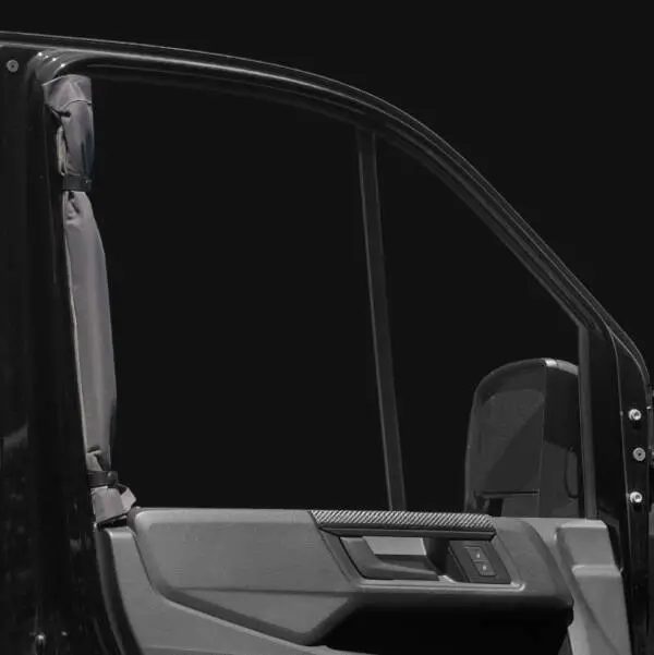 Aufgerollter Isolationsvorhang an der Fahrertür des VANYX Vans – elegant und funktional.