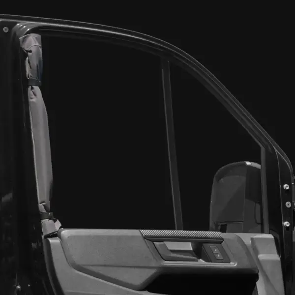 Aufgerollter Isolationsvorhang an der Fahrertür des VANYX Vans – elegant und funktional.