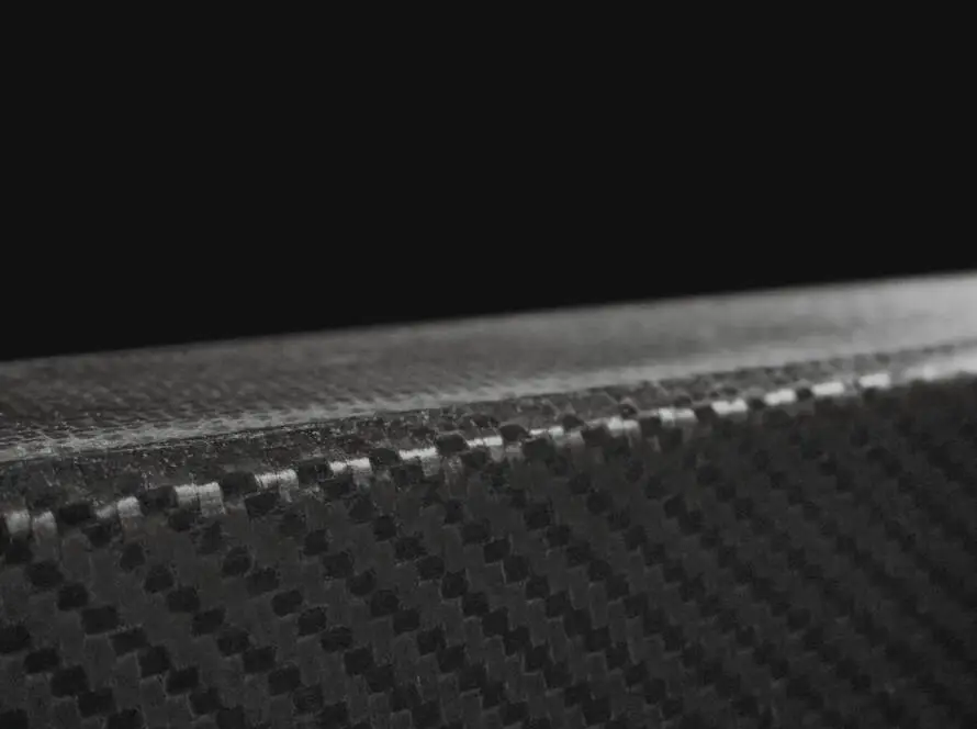 Nahaufnahme der präzisen Carbonstruktur des Longsleepers von VANYX