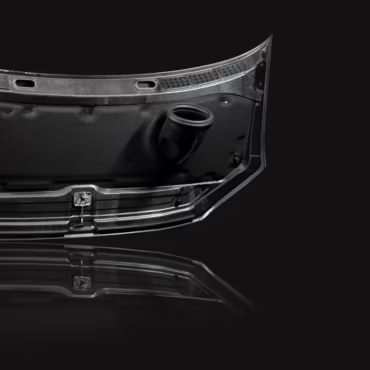 Detailaufnahme der Unterseite der Carbon-Motorhaube für den VANYX MAN TGE mit Lüftung und Verriegelung