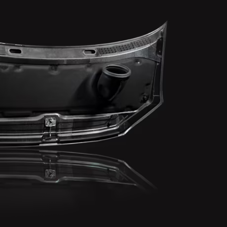 Detailaufnahme der Unterseite der Carbon-Motorhaube für den VANYX MAN TGE und VW Crafter mit Lüftung und Verriegelung