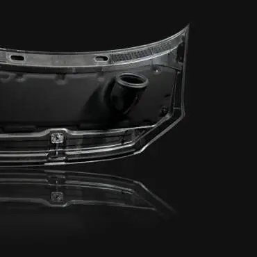 Detailaufnahme der Unterseite der Carbon-Motorhaube für den VANYX MAN TGE mit Lüftung und Verriegelung