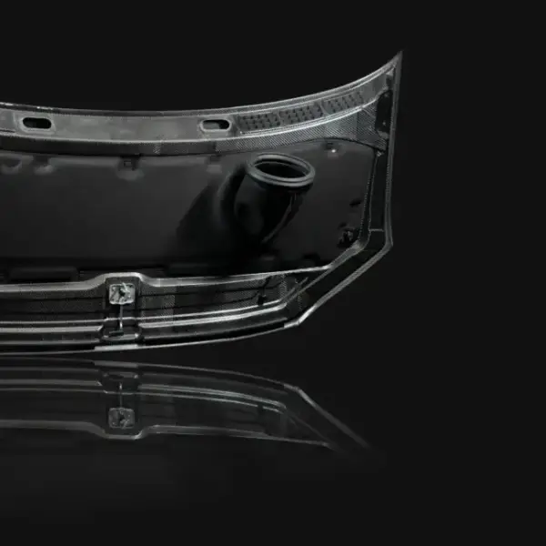 Detailaufnahme der Unterseite der Carbon-Motorhaube für den VANYX MAN TGE mit Lüftung und Verriegelung