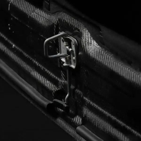 Nahaufnahme der Edelstahlverriegelung an der VANYX Carbon-Motorhaube