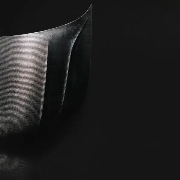 Detailaufnahme der linken Seite der VANYX Carbon-Motorhaube mit markanter Linienführung