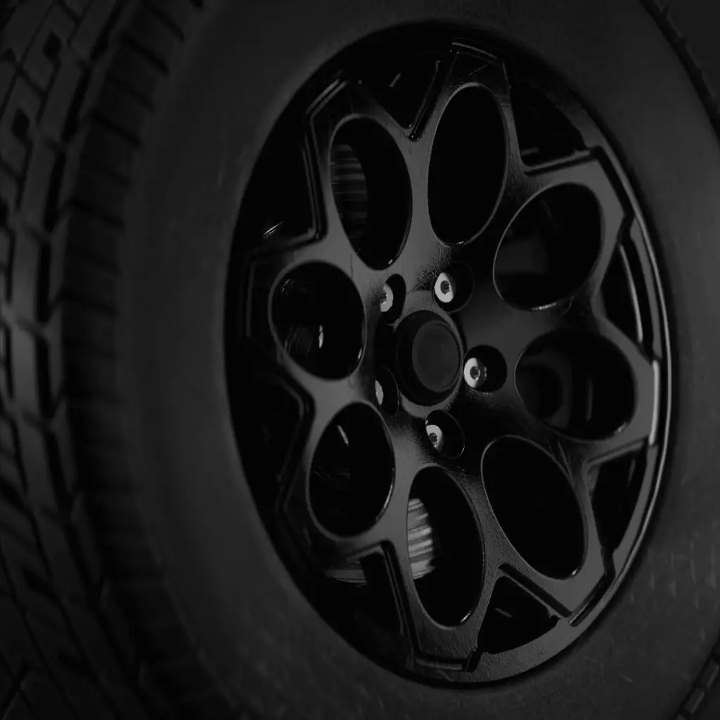 Schwarze Offroad-Leichtmetallfelge am Vanyx Camper – robustes Design für jedes Terrain