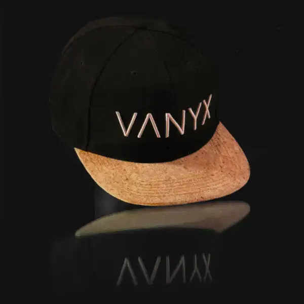 Vanyx Cap in Schwarz mit natürlichem Korkschirm und gesticktem Logo auf der Vorderseite