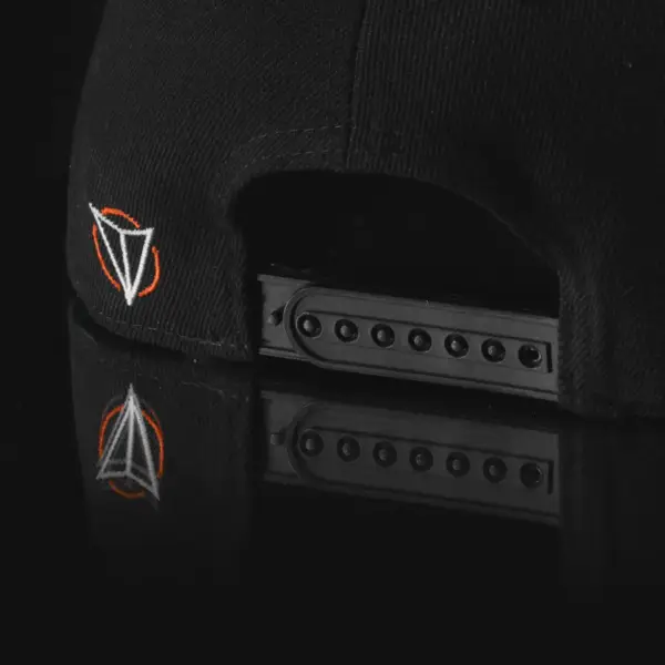 Rückansicht der schwarzen Vanyx Cap mit Snapback-Verschluss und gesticktem Vanyx-Logo