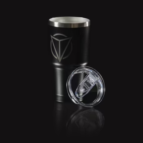 Schwarzer VANYX Thermobecher mit Logo und transparentem Deckel auf schwarzem Hintergrund