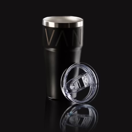 Schwarzer Vanyx Thermobecher aus Edelstahl mit transparentem Deckel daneben – isolierter Kaffeebecher
