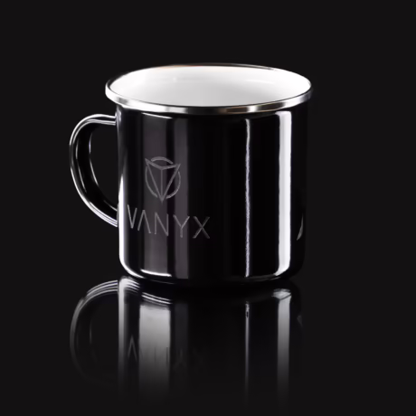 chwarze Vanyx Emaille-Tasse mit graviertem Logo auf der Vorderseite